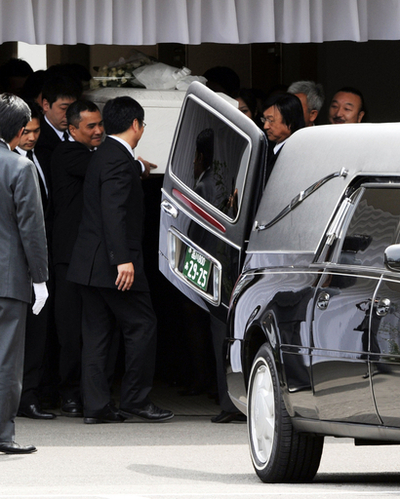 バンコクで死亡した村本さんの告別式