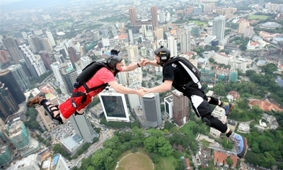 高さ421mのタワーからジャンプ！マレーシアで国際大会