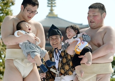 泣いたが勝ち！浅草寺で「泣き相撲」