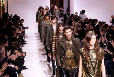 アースカラーにスパンコールや刺繍、「バルマン」18/19年秋冬メンズ