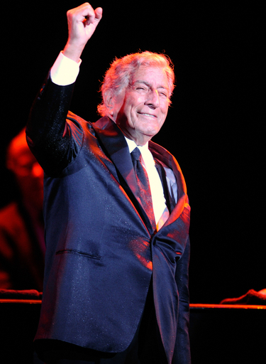 トニー・ベネット、初のビルボード首位 史上最高齢記録