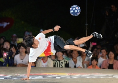 増上寺でリフティング世界大会、ポーランドのジモンが優勝