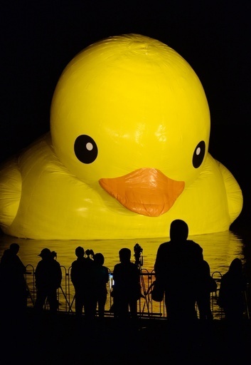 黄色い「巨大アヒル」、今度は北京の歴史的名所に登場