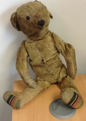 英空港に年代物テディベアの忘れ物、1918年付の白黒写真も