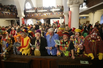 伝説の道化師たたえる礼拝、ピエロが教会に大集結 英