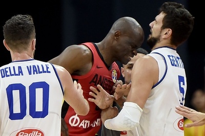 アンゴラ選手がイタリア戦で相手に頭突きし一触即発、バスケW杯