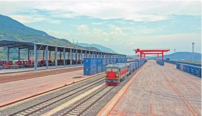 中国・ミャンマー陸上輸送新通路の道路・鉄道連絡輸送貨物列車が出発