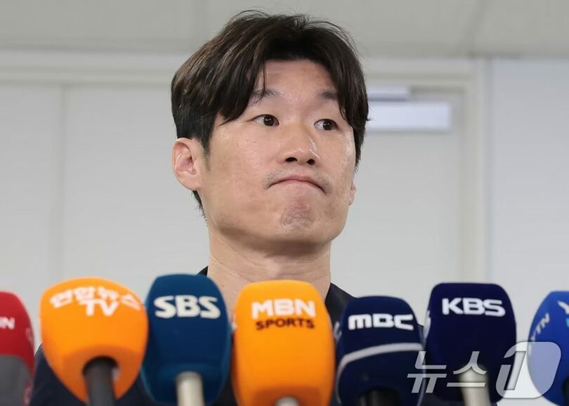 Kサッカー革新委員会の第4回会議後、記者団の質問を聞く共同委員長のパク・チソン（朴智星）氏＝27日、ソウル市鍾路区(c)news1