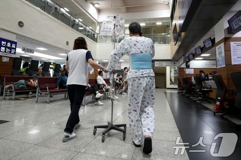 2025年9月17日、大邱市中区の慶北大学病院で患者と移動する看護補助者(c)news1