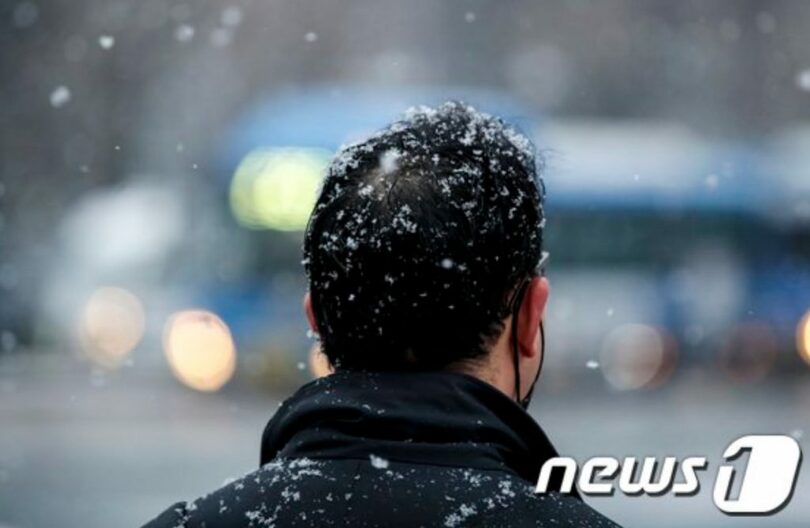 大雪が降るなか、出勤する市民ら(c)news1