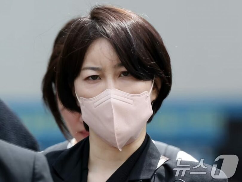 ソウル西部地裁を後にする娘ムン・ダヘ氏(c)news1