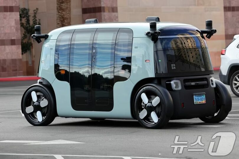 2026年1月4日、米ラスベガスの街を走行するアマゾンのロボタクシー「Zoox（ズークス）」(c)news1