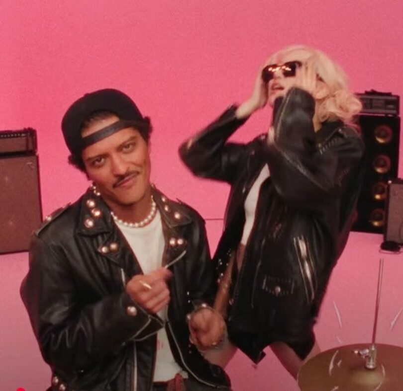 ROSÉ &amp; Bruno Mars – APT. (Official Music Video)(c)STARNEWS