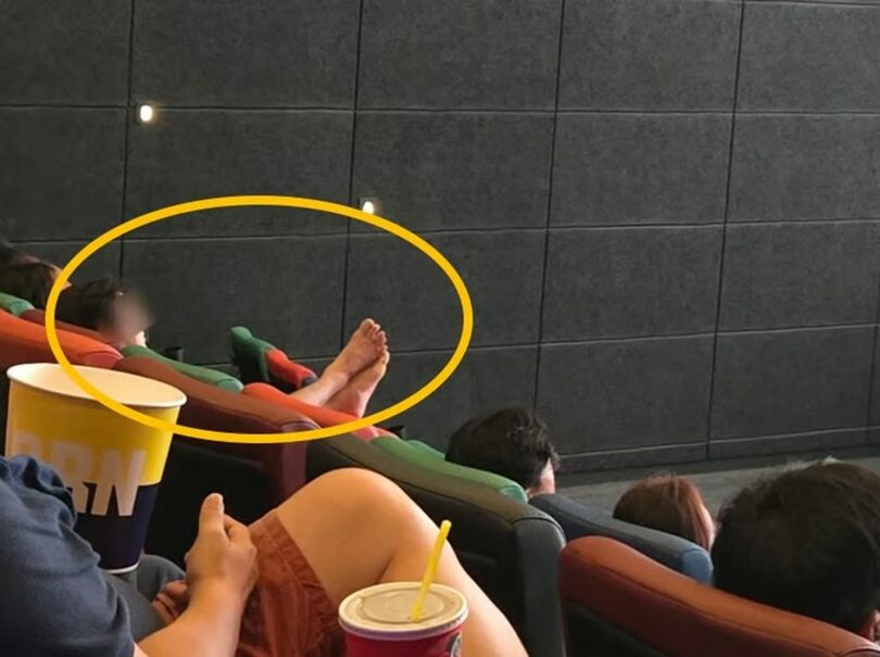映画館で、前の座席のヘッドレストに裸足を乗せて映画を見る夫婦＝SNSの画面キャプチャー(c)MONEYTODAY