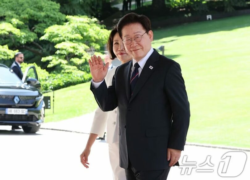 16日、フランス・エビアンレバンで開かれた主要7カ国（G7）首脳会議の会場に到着したイ・ジェミョン大統領(c)news1