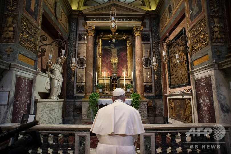 ローマ教皇、疫病終息にゆかりの「奇跡の十字架」に祈り