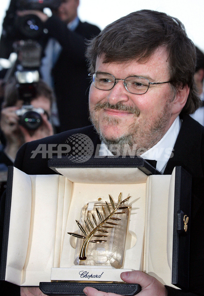 マイケル・ムーア監督、米国政府の調査に対し激しく抗議 - 米国