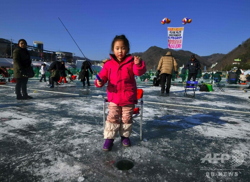 恒例のヤマメ祭り、氷上で穴釣り つかみ取りも 韓国・華川