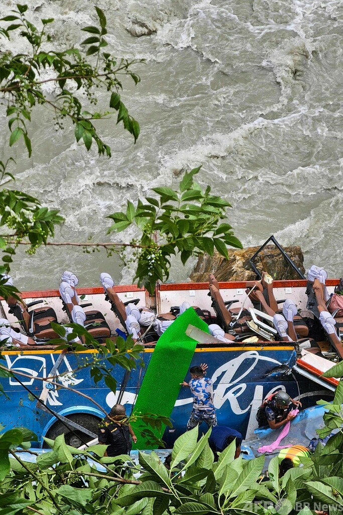 ネパールでバス転落、27人死亡 全員インド人旅行客