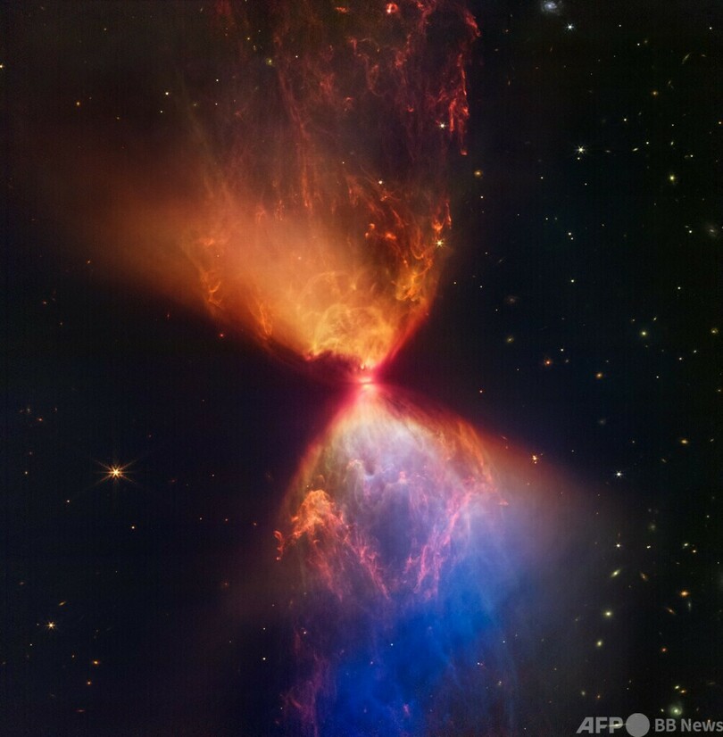 原始星の周囲に輝く「砂時計」 ウェッブ宇宙望遠鏡が撮影