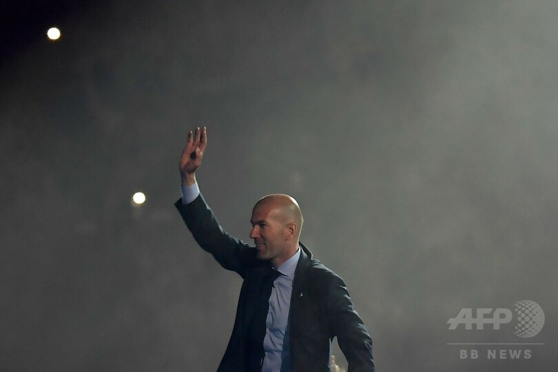 王者レアルがマドリード凱旋、ファンとCL3連覇を祝う