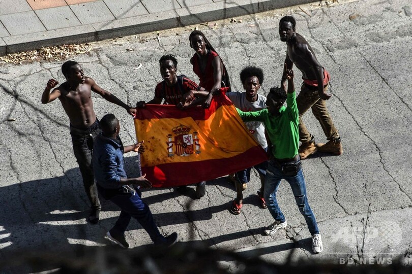 北アフリカのスペイン領セウタ、移民100人が国境フェンス襲撃