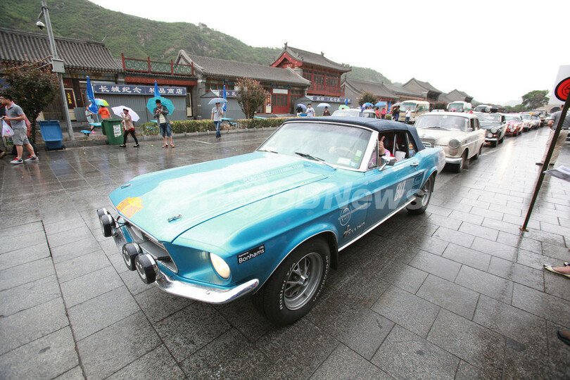 北京からパリへ、ビンテージ車約100台が出発