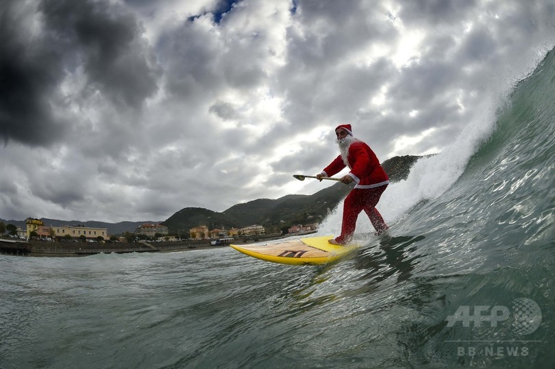 サンタがサーフィン 立ち乗りオール流 写真22枚 国際ニュース Afpbb News