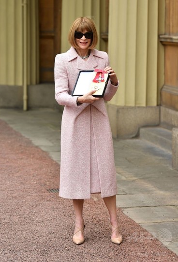 アナ ウィンター 大英帝国勲章を受勲 写真4枚 国際ニュース Afpbb News