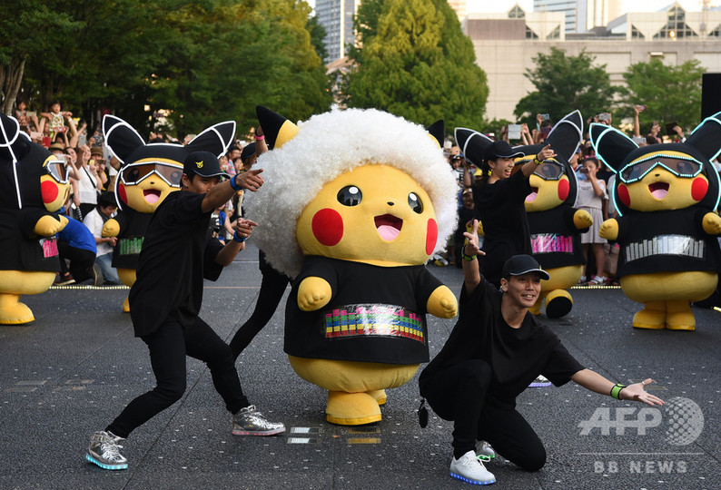 ピカチュウ大量発生チュウ 横浜で恒例のパレード 夜間もにぎわう 写真13枚 国際ニュース Afpbb News