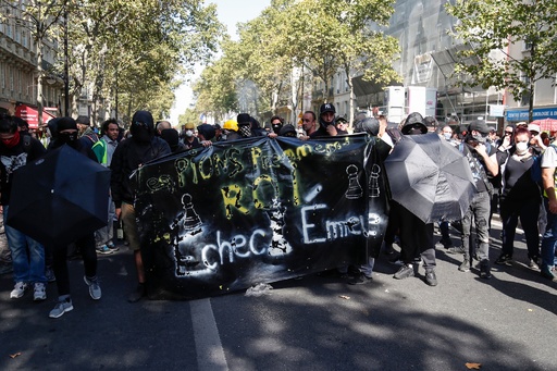 超過激集団｢ブラック・ブロック」、気候変動デモになだれ込み警察と衝突 仏パリ