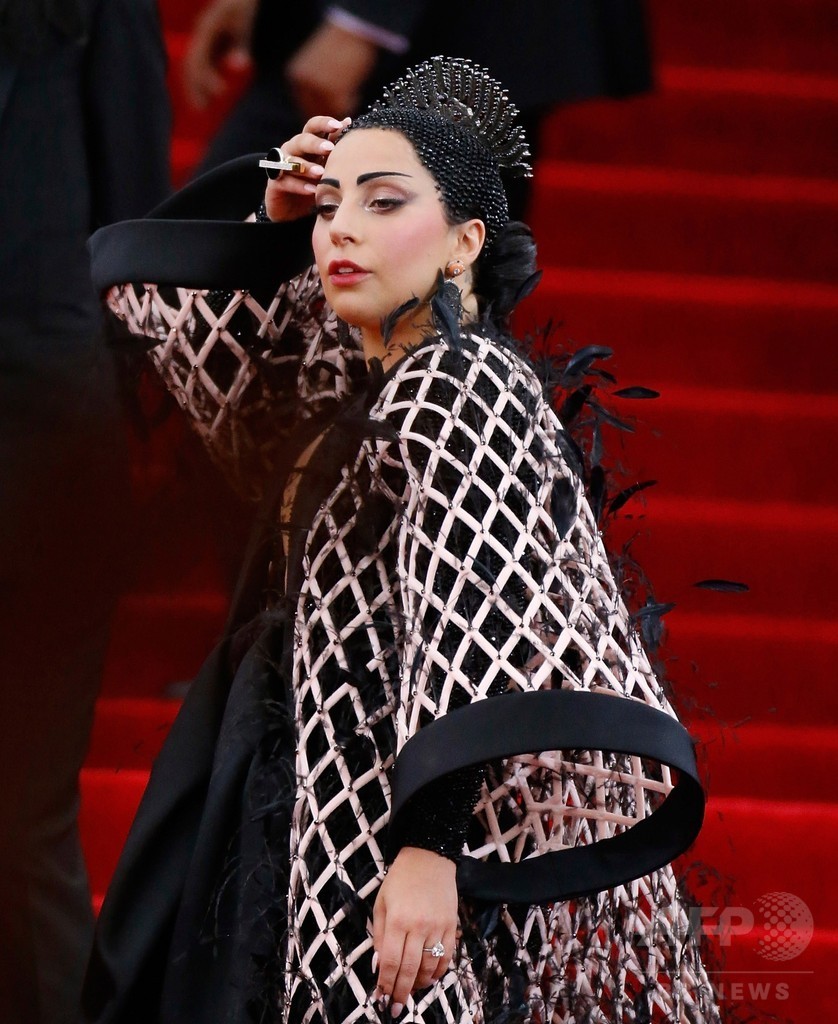 メット・ガラに豪華ドレスのセレブたち登場