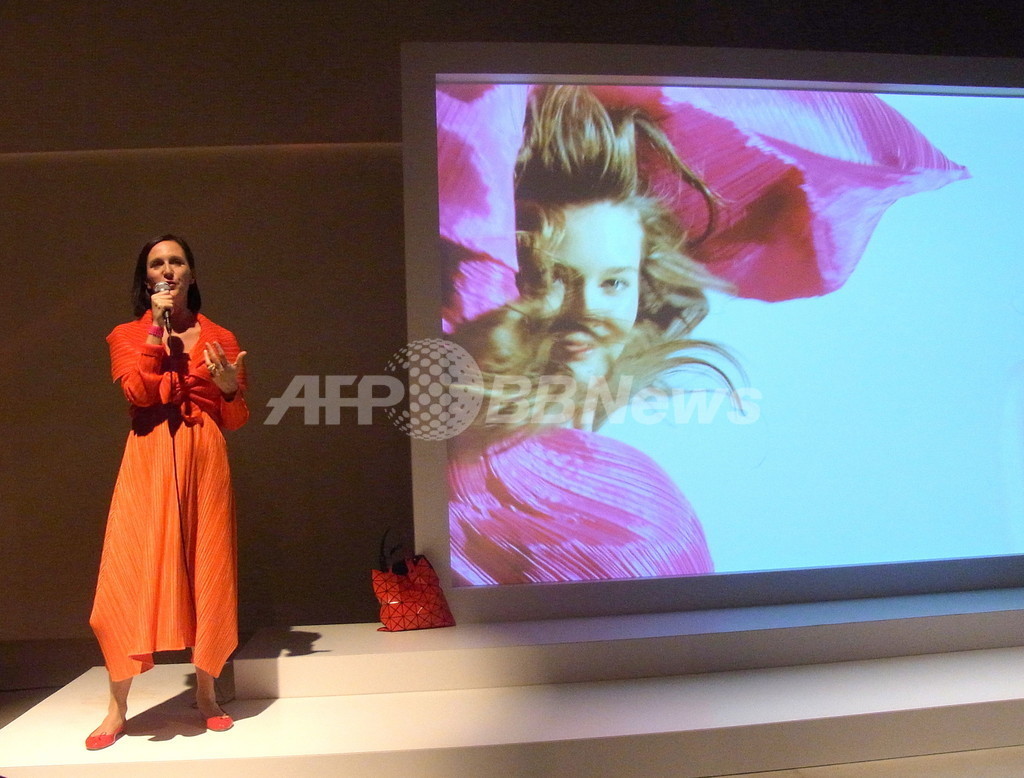 プリーツ プリーズ イッセイ ミヤケが香水に、ビジュアルはニック・ナイトが担当