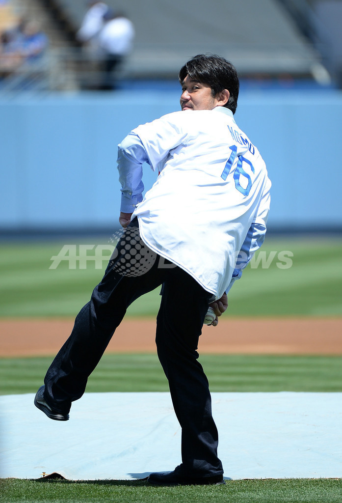 野茂英雄氏がドジャースタジアムで始球式 写真7枚 ファッション