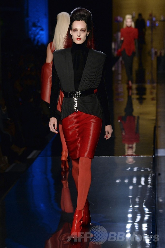 「ひげ面の女装歌手」も登場、J.P.ゴルチエ14/15年秋冬オートクチュール