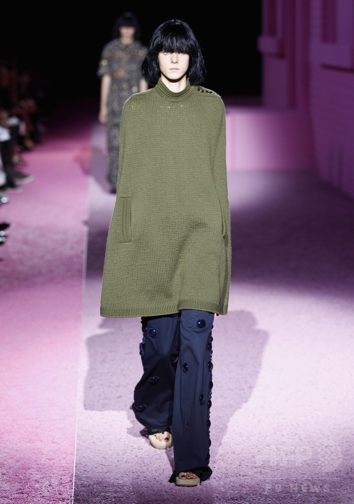 制服がコンセプト、「マーク ジェイコブス」15年春夏