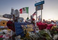 米テキサス州エルパソにあるウォルマート前で、乱射事件を受けて供えられた花束など（2019年8月6日撮影、資料写真）。(c)Mark RALSTON / AFP