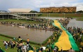 ブラジルの首都ブラジリアの連邦議会の敷地に侵入したジャイル・ボルソナロ前大統領支持者（2023年1月8日撮影）。(c)Sergio Lima / AFP