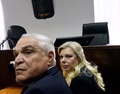 エルサレムの治安判事裁判所に出廷したイスラエル首相夫人のサラ・ネタニヤフ被告（右）と弁護士（左、2019年6月16日撮影）。(c)DEBBIE HILL / AFP