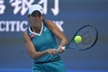 テニス、中国オープン、女子シングルス準々決勝。リターンを打つ張帥（2024年10月3日撮影）。(c)Jade Gao / AFP