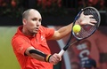 男子テニスの国別対抗戦デビスカップ、ワールドグループ準決勝、ベルギー対オーストラリア。リターンを打つベルギーのスティーブ・ダルシ（2017年9月17日撮影）。(c)AFP/EMMANUEL DUNAND
