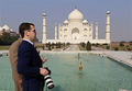 インドを訪問中のドミトリー・メドベージェフ（Dmitry Medvedev）露大統領は22日、アグラ（Agra）にあるタージマハル（Taj Mahal）や、ムンバイ（Mumbai）のボリウッド映画の撮影現場などを訪問した（2010年12月22日撮影）。(c)AFP/RIA-NOVOSTI/KREMLIN POOL/DMITRY ASTAKHOV