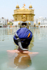 インド北部のアムリツァル（アムリツァル）で、シーク（Sikh）教第5代グル（指導者）アルジュン（Arjun Dev）の生誕445年周年を祝う行事で沐浴するシーク教徒（2008年5月2日撮影）。(c)AFP/NARINDER NANU