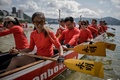 香港（Hong Kong）で行われた毎年恒例「ドラゴンボート（龍舟）フェスティバル（Dragon Boat Festival）」のレース（2014年6月2日撮影）。(c)AFP/Philippe Lopez
