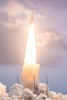 仏領ギアナの宇宙センターから打ち上げられるジェームズ・ウェッブ宇宙望遠鏡を載せたアリアン5ロケット（2021年12月25日撮影）。(c)jody amiet / AFP
