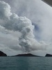 トンガの首都ヌクアロファ（Nuku&apos;alofa）の約65キロ北西で、火山から上る煙（2015年1月15日撮影）。(c)AFP/New Zealand&apos;s Ministry of Foreign Affairs and Trade (MFAT)