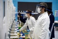 英スコットランド東部のセントアンドルーズ大学で、新型コロナウイルスの検査を担当する医学生ら（2020年11月27日撮影）。(c)Andy Buchanan / AFP
