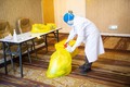 長沙市長沙県の華天精選酒店で、処理するごみに消毒液を吹きかける医療スタッフ（2020年2月1日撮影）。(c)Xinhua News