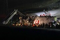 トルコ・イスタンブールのサビハ・ギョクチェン空港で、滑走路から外れたペガサス航空のボーイング737型旅客機で行われる救出活動（2020年2月5日撮影）。(c)STR / AFP