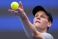 テニス、中国オープン、男子シングルス1回戦。サーブを打つヤニック・シナー（2024年9月26日撮影）。(c)STRINGER / AFP